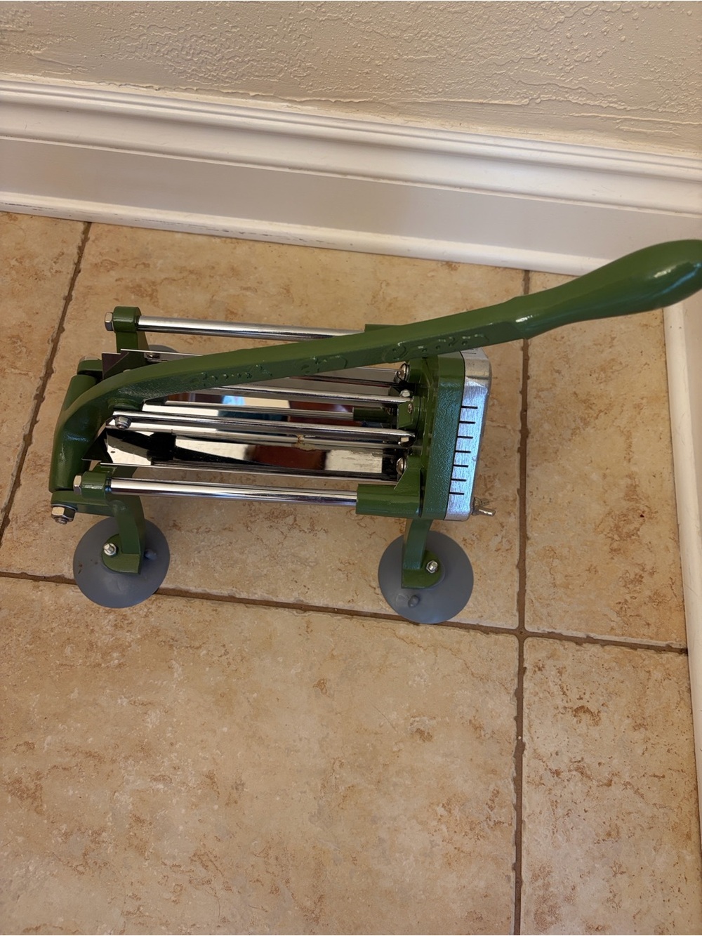 Manual French fry cutter with suction feet